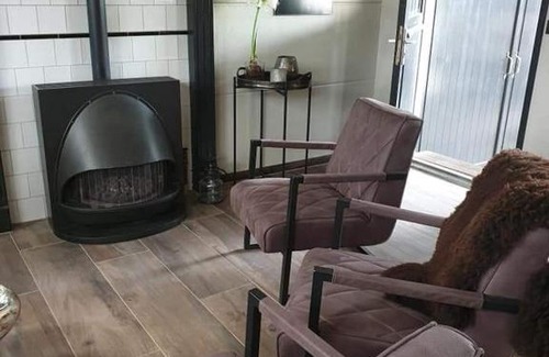 Westendorp House | Luxe gastenkamer met living en keuken bij Friezen paarden Stal Pellendijk