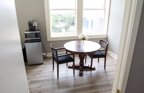 Jackson Apartment | Luxe historic downtown 1-bedroom corporate apartment with WiFi, fitness room