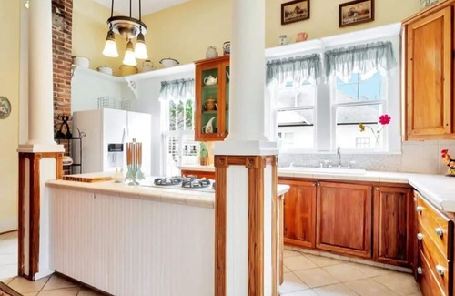 Hemphill House | Luxe Historic Private Getaway Minutes to the Lake!