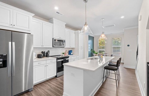 Charlotte House | Luxe King 3BR Townhouse Mins to Uptown CLT!