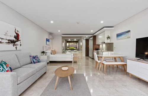 Casuarina Apartment | Luxe King Studio in Santai
