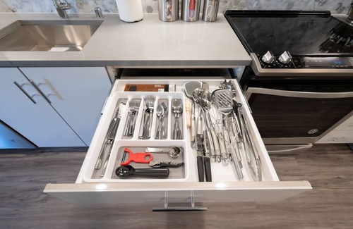 Walnut Creek Apartment | Luxe Kitchen & Bath gigabit WiFi Walker's Paradise W/D in unit King Bed