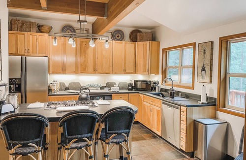 Ponderosa Palisades House | Luxe Modern Farmhouse w/bunk room and sports lawn