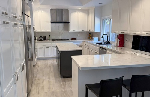 Santa Ana Heights House | Luxe Modern Retreat with Pool, Billard table & Gym - Perfect for Entertaining
