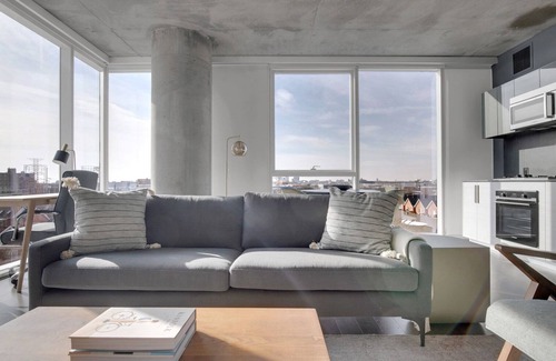 River North Apartment | Luxe Near North 2BR w/Roof & Gym, close to Red Line, by Blueground