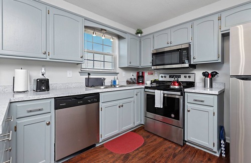 Raymore House | ⭐️ Luxe Paradise ⭐️ 3 King Beds ✅ Fast Wifi ✅ Free Parking