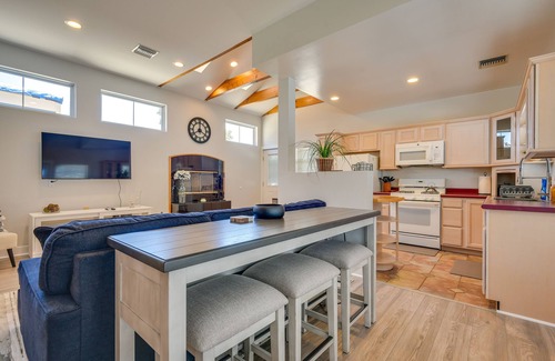 North Arroyo House | Luxe Pasadena Casita w/Fireplace & Grill
