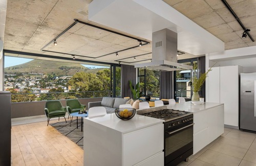 Schotsche Kloof Apartment | Luxe Penthouse - Private Pool - Mountain Views