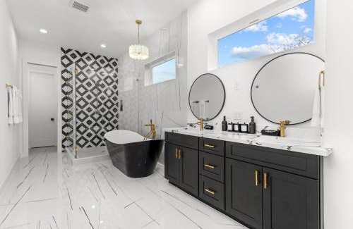 Greater Third Ward Villa | Luxe, Rooftop, 2 miles to Toyota Center