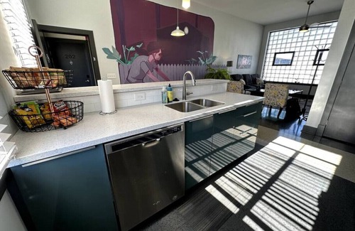 Roanoke Apartment | Luxe rooftop retreat in downtown core