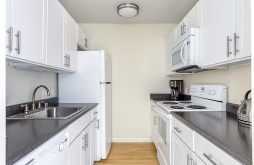 Central San Mateo Apartment | Luxe San Mateo 1BR w/W/D, Pool, near stores and Caltrain, by Blueground