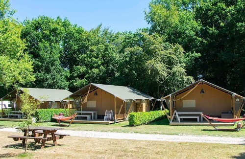 Saint-Cast-le-Guildo Ski Chalet | Luxe Sanitary XL 6 Pers Villatent at Beautiful 5-star camping Château de Galinée