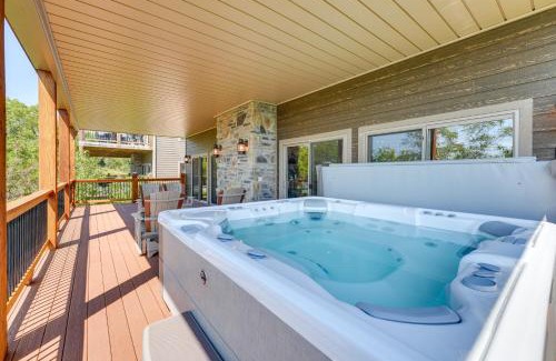Lampe House | Luxe Table Rock Lake Vacation Rental with Hot Tub!