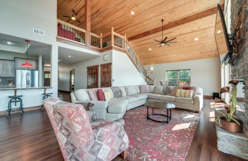 Lampe House | Luxe Table Rock Lake Vacation Rental with Hot Tub!