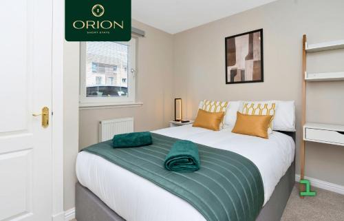 Dundee Villa | LUXE Townhouse - LONGER STAYS and REDUCED PRICES Only by Visiting ORION SHORT STAYS, 4 Rooms, Fully Equipped, HOT-TUB, Games Room, EV Power Point, Centrally Located, Newly Renovated
