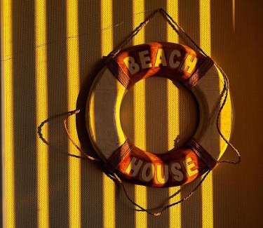 Elahuizen Apartment | Luxe vrijstaande chalet voor gezinnen en stellen met mooie bloementuin vlakbij het water