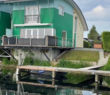 Maasbommel House | Luxe watervilla met eigen aanlegsteiger geschikt voor maximaal 6 personen in recreatiegebied de Gouden Ham in Maasbommel