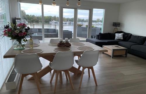 Maasbommel House | Luxe watervilla met eigen aanlegsteiger geschikt voor maximaal 6 personen in recreatiegebied de Gouden Ham in Maasbommel