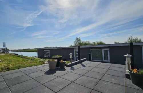 Leeuwarden Boat Rental | Luxe woonboot in de natuur aan doorgaand vaarwater