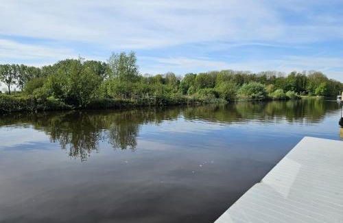 Leeuwarden Boat Rental | Luxe woonboot in de natuur aan doorgaand vaarwater
