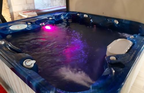 Ambrieres-les-Vallees Apartment | Luxueux Studio à Ambrières-les-Vallées - 85 m² avec Jacuzzi