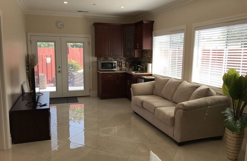 East Palo Alto House | Luxurious 1 Bed 1 Bath - Living Room & Kitchenette. 600sqft.