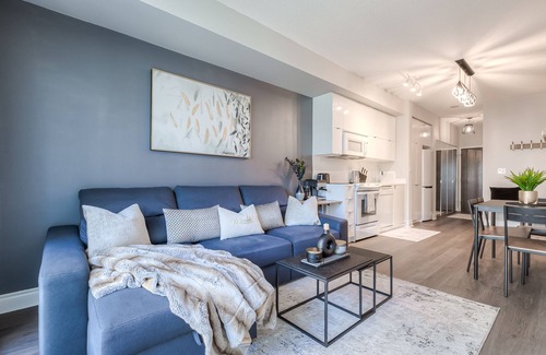 Fort York Apartment | Luxurious 1BHK Condo - Balcony - Free Parking