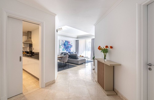 Palm Jumeirah Apartment | Luxurious 1BR in Palms with Private Beach Access