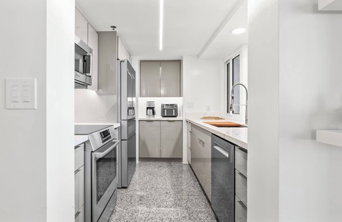 McCully - Moiliili Condo | Luxurious 2-Bdrm, 2.5-Bath Condo with Parking & Fitness Center in Prime Waikiki!
