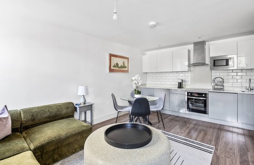 Chelmsford Apartment | Luxurious 2 Bedroom Apartment with Free Parking