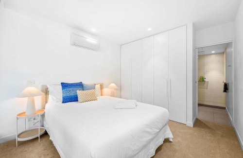Melbourne Apartment | Luxurious 2BR w Panoramic Lake Views & Rooftop Spa