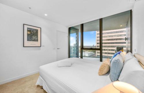Melbourne Apartment | Luxurious 2BR w Panoramic Lake Views & Rooftop Spa