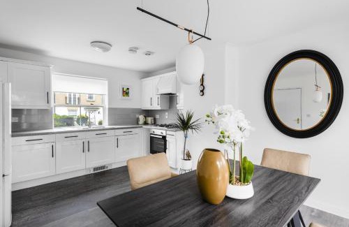 Braintree House | Luxurious 3 Bed House with Free Parking in Braintree, Close to the Train Station & City Centre
