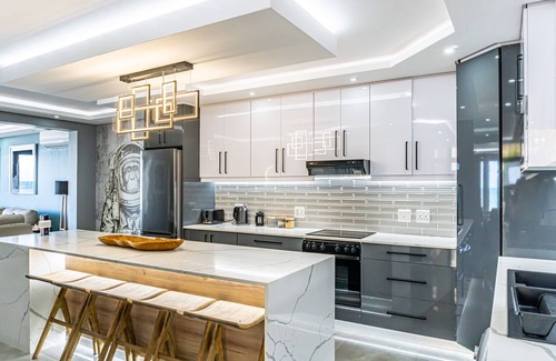 Shaka's Rock Apartment | Luxurious 3 bedroom beach front apartment