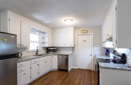 Westover House | Luxurious 3BR House near Fort Bragg