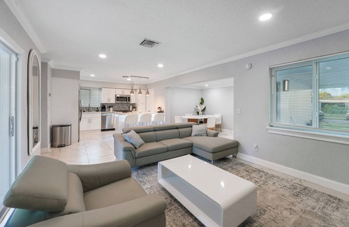 Driftwood House | Luxurious 4-bedroom house close to HARD ROCK CASINO