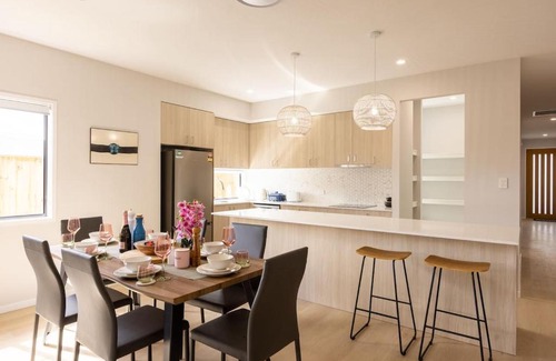 Park Ridge House | Luxurious 4 Bedroom Home with AC, Wi-Fi and SmartTV
