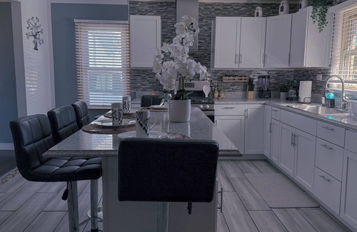 Burbank House | Luxurious 4-bedroom house 30min near downtown Chicago
