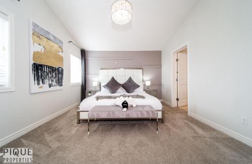 Northwest Edmonton House | LUXURIOUS 6 Bed Home I Fireplace I near Sports Park I with Double Garage & Fast WiFi!