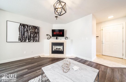 Northwest Edmonton House | LUXURIOUS 6 Bed Home I Fireplace I near Sports Park I with Double Garage & Fast WiFi!