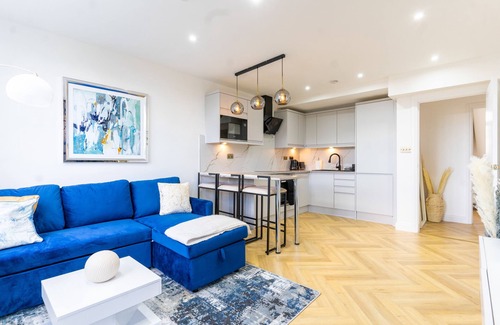Thornton Apartment | Luxurious And Spacious 4-bed Flat With Balcony