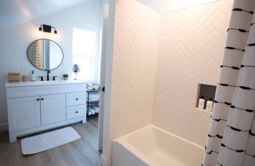 Loma Portal House | Luxurious, Beautiful, Modern, King Bed