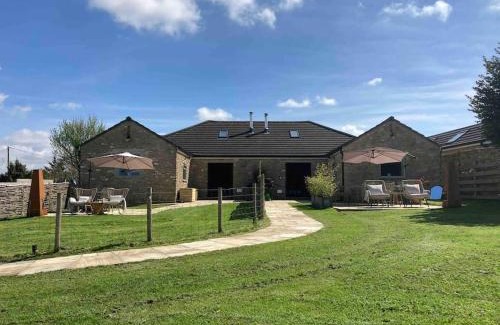 Frome Villa | Luxurious Complex: 2 barns together edge of Frome