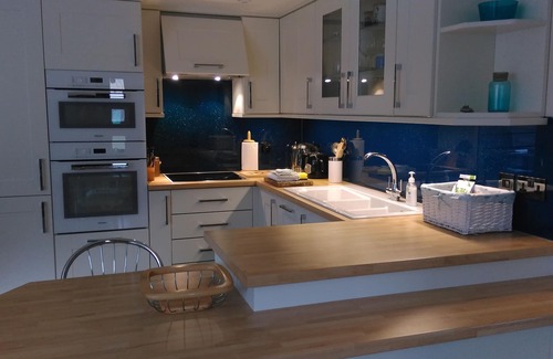 Pentewan Apartment | Luxurious Cornish Holiday let, 4 min stroll to Pentewan beach, village setting.