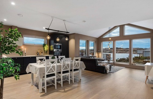 Steinsland House | Luxurious cottage outside Bergen with Jacuzzi - Spa, boat and kayak rental