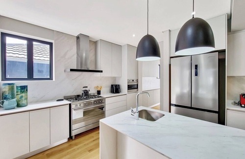 Newlands House | Luxurious Family home in Newlands with Pool