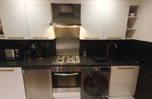 Harrow Apartment | Luxurious Flat 19min from London, 7min to station!