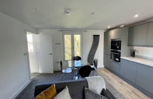Shottery Apartment | Luxurious 1 bed top floor apartment with parking
