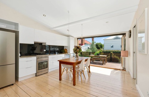 Geelong West House | ★ Luxurious Geelong Cottage ★ Walk Everywhere ★ WiFi