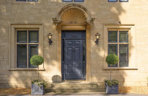 Cheltenham House | Luxurious Home in Cheltenham Private Parking